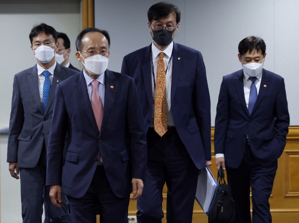 추경호 경제부총리 겸 기획재정부 장관 등 금융당국 수장들이 22일 오전 서울 중구 은행회관에서 열린 비상거시경제금융회의에 참석하기 위해 입장하고 있다. 왼쪽부터 이복현 금융감독원장, 추 부총리, 이창용 한국은행 총재, 김주현 금융위원장.