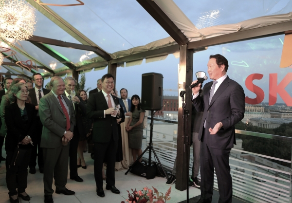 최태원 SK그룹 회장(오른쪽 첫번째)이 21일 저녁(현지시간) 미 워싱턴 D.C.에 있는 SK 워싱턴 지사에서 SK의 밤(SK Night) 행사에 참석해 환영사를 하고 있다. (사진=SK그룹)