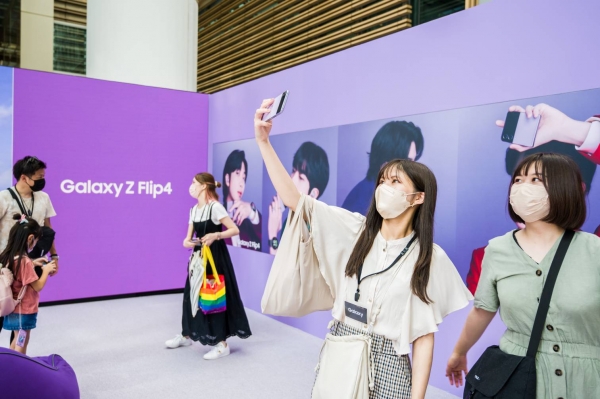 삼성전자가 일본 도쿄 미드타운 캐노피 스퀘어(Midtown Canopy Square)에서 '갤럭시 X BTS' 특별 체험 이벤트를 운영한다고 28일 밝혔다. 사진은 '갤럭시 X BTS' 특별 체험 이벤트에서 '갤럭시 Z 플립4'와 '갤럭시 Z 폴드4'를 체험하는 현지 소비자들. (사진=연합뉴스)