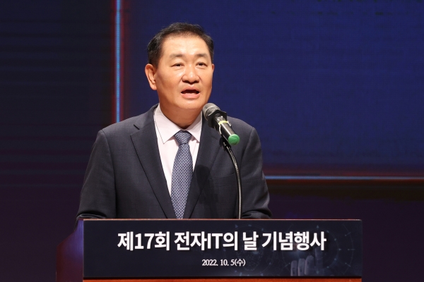 한종희 한국전자정보통신산업진흥회장이 5일 오전 서울 강남구 코엑스에서 열린 KES 2022(한국전자전) 에서 환영사를 하고 있다. (사진=연합뉴스)