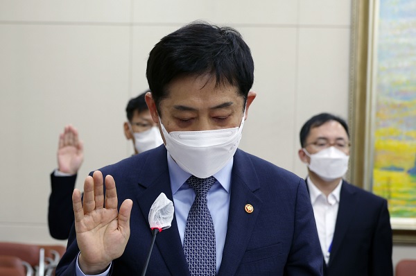 김주현 금융위원장이 6일 국회 정무위원회 국정감사에 참석해 증인선서를 하고 있다. (사진=연합뉴스)