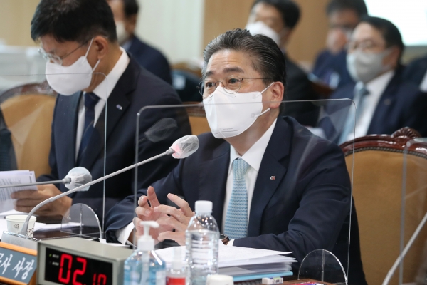 정승일 한국전력 사장이 11일 오전 전남 나주 한국전력 본사에서 열린 산업통상자원중소벤처기업위원회 국정감사에서 답변하고 있다.  (사진=연합뉴스)