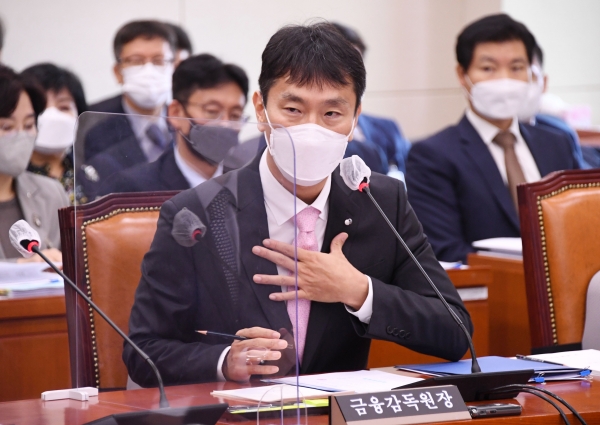 이복현 금융감독원장이 정무위원회의 금융감독원 국정감사에서 의원들의 질의에 답변하고 있다.(사진=연합뉴스)