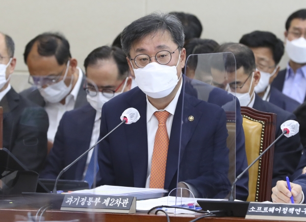 박윤규 과기정통부 2차관이 11일 서울 여의도 국회에서 열린 과학기술정보방송통신회의 국정감사에서 국회의원 질의에 답변하고 있다. (사진=연합뉴스)