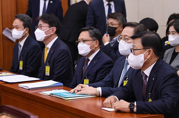 11일 오후 국회 정무위원회에서 열린 금융감독원 국정감사에 진옥동 신한은행장(앞줄 왼쪽부터), 이재근 KB국민은행장, 임동순 NH농협은행 수석부행장, 박성호 하나은행장, 이원덕 우리은행장이 증인으로 출석해 있다. (사진=연합뉴스)