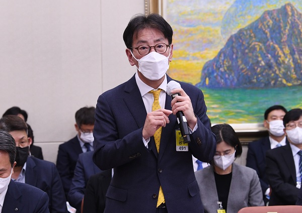 이재근 KB국민은행장이 11일 금융감독원 대상 국회 정무위원회 국정감사에 증인으로 참석해 의원 질의에 답하고 있다. (사진=연합뉴스)