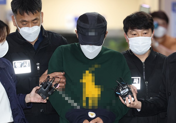 회삿돈 614억원을 횡령한 혐의로 구속된 우리은행 직원 A씨의 공범인 친동생이 6일 오전 서울 중구 남대문경찰서에서 서울중앙지검으로 송치되고 있다. (사진=연합뉴스)