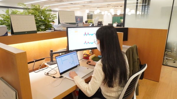 SK가스 직원이 화학공정 AI 분석 시스템을 활용해 데이터를 분석하고 있다. (사진=SK가스)