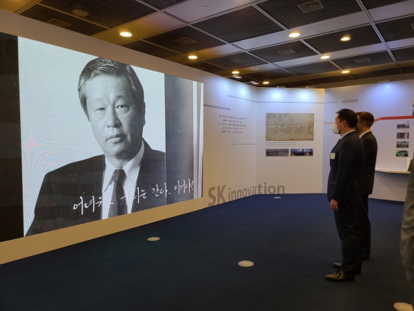 최태원 SK그룹 회장이 SK이노베이션 60주년 기념 전시관에서 상영되는 최종현 선대 회장의 영상을 보고 있다. (사진=박시형 기자)