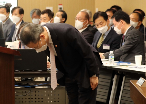 국회 과학기술정보방송통신위원회 국정감사 증인으로 출석한 이종호 과학기술정보통신부 장관이 판교 SK C&C 화재 영향으로 불거진 카카오 서비스 장애와 관련해 주무 부처 장관으로서 불편을 겪은 국민들께 사과하고 있다. (사진=연합뉴스)