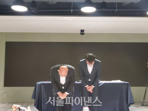 남궁훈, 홍은택 카카오 각자 대표가 19일 카카오 판교 사옥에서 사과하고 있다. (사진=이서영 기자)