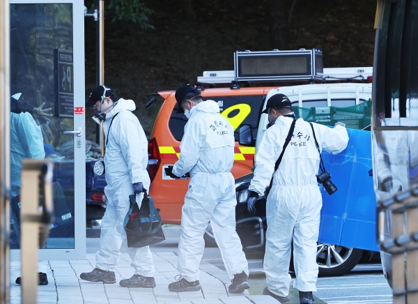 17일 오전 경기도 성남시 분당구 삼평동 SK 주식회사 C&C 데이터센터 화재 현장에서 경찰과 국립과학수사연구원, 소방당국, 전기안전공사 등 유관 기관 관계자들이 합동감식을 위해 들어가고 있다. (사진=연합뉴스)