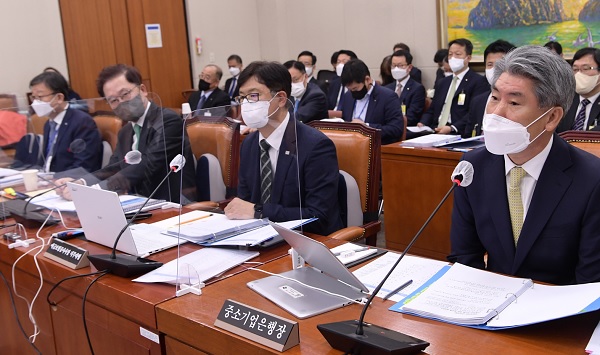 윤차용 예금보험공사 부사장(오른쪽 두 번째)이 20일 국회 정무위원회 국정감사에서 질의를 듣고 있다. (사진=연합뉴스)