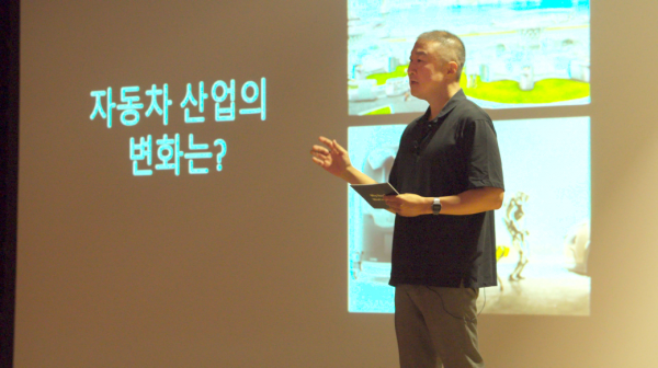 구자은 LS그룹 회장이 경기도 안양시 LS타워 대강당에서 임원들을 대상으로 특별 메세지를 전달하고 있다. (사진=LS그룹)