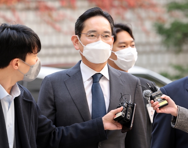 이재용 삼성전자 부회장이 27일 오전 서울중앙지법에서 열린 '회계부정·부당합병' 1심 속행 공판에 출석하고 있다. (사진=연합뉴스)