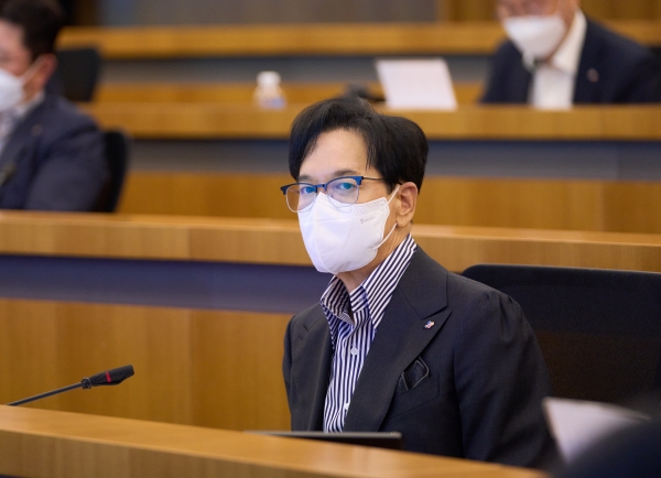 이재현 CJ 회장이 27일 CJ인재원에서 열린 'CEO미팅'에 참석해 그룹 경영진들과 2023~2025 중기전략 수립 방향성을 논의하고 있다. (사진=CJ그룹)