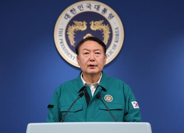 윤석열 대통령이 30일 오전 용산 대통령실 청사 브리핑룸에서 '이태원 핼러윈 참사'와 관련 대국민 담화를 발표하고 있다.(사진 = 연합뉴스)