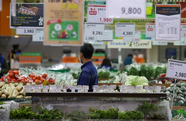 서울 시내 한 대형마트에서 시민이 장을 보고 있다. (사진=연합뉴스)