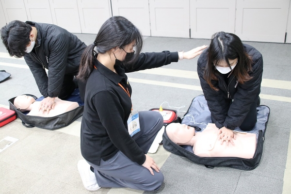 심폐소생술(CPR) 실습사진 (사진=쌍용건설)