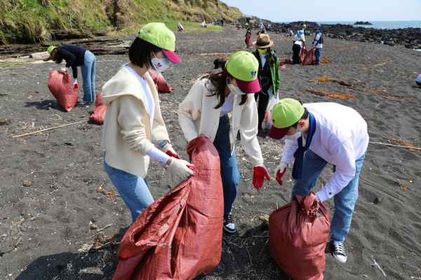 진에어 승무원들이 제주 수월봉 일대에서 환경 정화 봉사활동을 진행하고 있다. (사진=진에어)