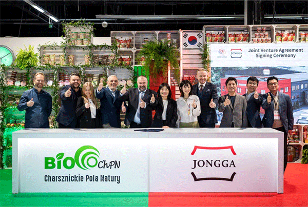 지난 10월 7일 폴란드 바르샤바에서 열린 대상 ChPN 유럽 설립 협약식 참석자들이 엄지손가락을 들어 보이고 있다. (사진=대상) 