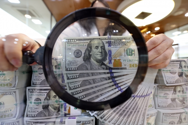 서울 중구 하나은행 위변조대응센터에서 직원이 달러를 정리하고 있다. (사진=연합뉴스)