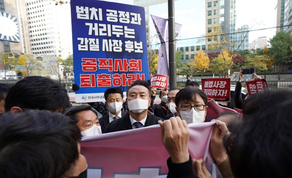 유재훈 예금보험공사 신임 사장(가운데)이 11일 오전 서울 중구 예보 본사 앞에서 노동조합의 출근저지 투쟁에 막혀 출근하지 못하고 있다. (사진=사무금융노조)