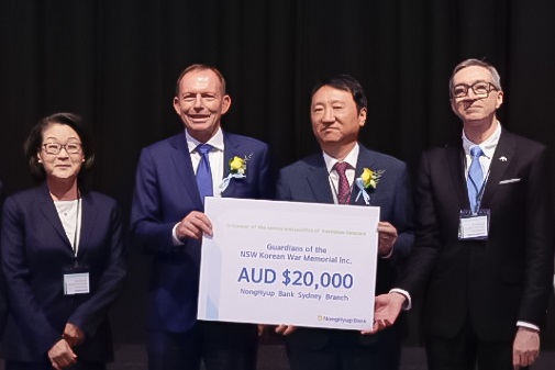 권준학 NH농협은행장(왼쪽에서 세 번째)이 14일 열린 시드니지점 개점식에서 토니 애벗 호주 전 연방정부 총리(왼쪽에서 두 번째)에게 기부금을 전달하고 기념촬영을 하고 있다. (사진=)