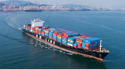 SM상선의 'SM뭄바이' 호가 미주로 수출되는 화물을 싣고 부산항을 출항하고 있다. (사진=SM상선)