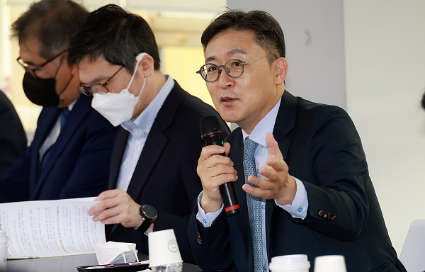 권대영 금융위원회 상임위원이 15일 오전 서울 마포구 마포 프론트원에서 금융지주 핀테크랩 및 소속 핀테크 기업 대상 간담회를 개최해 제도개선 건의사항 등을 청취했다. (사진=금융위원회)