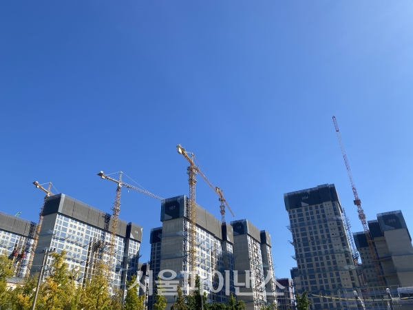 '유치권 행사중' 현수막이 떼어진 둔촌주공 재건축 공사 현장. (사진=오세정 기자)<br>