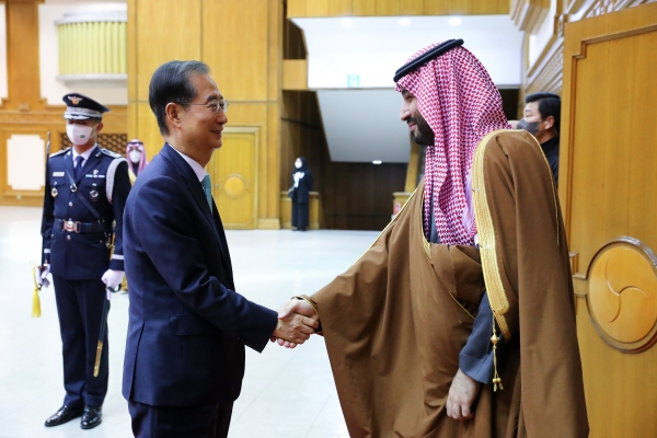 사우디아라비아 실권자로 알려진 무함마드 빈 살만 왕세자가 17일 0시 30분께 서울공항을 통해 입국, 한덕수 국무총리가 영접하고 있다. (사진=연합뉴스)