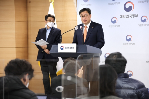 박윤규 과학기술정보통신부 2차관이 18일 정부서울청사 브리핑실에서 5G 주파수 할당 조건 이행점검 결과 및 향후계획을 발표하고 있다. (사진=연합뉴스)