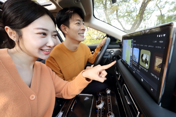 KT 모델들이 인포테인먼트 플랫폼 서비스를 홍보하는 모습. (사진=KT)