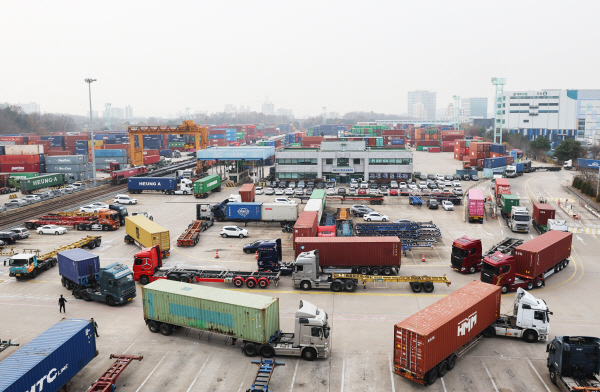 화물연대 총파업을 이틀 앞둔 22일 오전 경기도 의왕시 내륙컨테이너기지(ICD)에서 화물차들이 오가고 있다. (사진=연합뉴스)