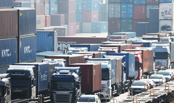 경기도 의왕시 내륙컨테이너기지(ICD)에서 화물차들이 오가는 모습. (사진=연합뉴스)