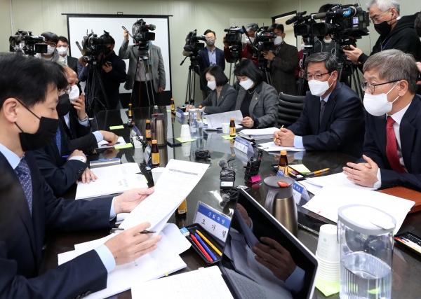 더불어민주당 '김진태발 금융위기 진상조사단' 소속 의원들이 지난 14일 강원 춘천시 강원도중도개발공사(GJC)를 방문해 송상익 대표 등 관계자들과 면담하고 있다. (사진=연합뉴스)