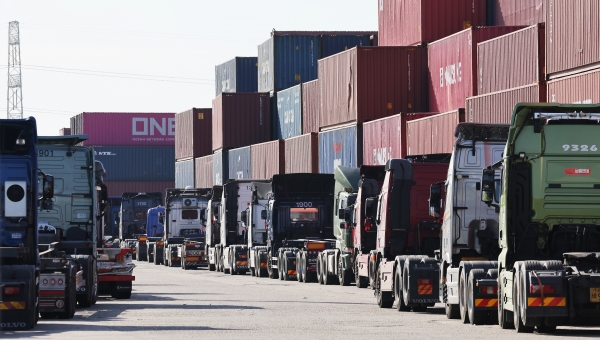 경기도 의왕시 내륙컨테이너기지(ICD)에 화물차들이 멈춰 선 모습. (사진=연합뉴스)