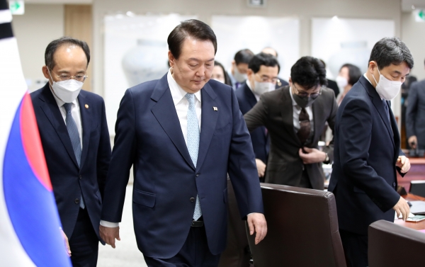 윤석열 대통령이 화물연대 집단운송거부 사태 관련 업무개시명령을 심의하기 위해 29일 서울 용산 대통령실 청사에서 열린 국무회의에 입장하고 있다. (사진=연합뉴스)