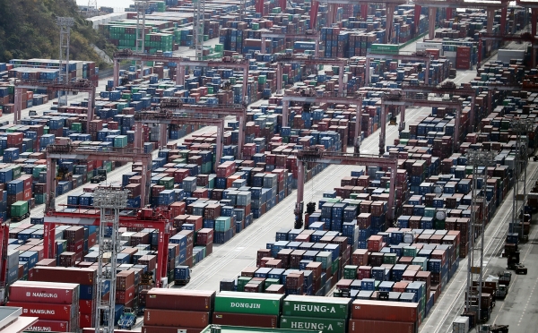 30일 부산 남구 신선대부두 야적장에 컨테이너가 쌓여가고 있다. (사진=연합뉴스)