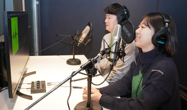 롯데건설 주니어보드가 오디오북 제작을 위해 녹음을 하고 있다.(사진=롯데건설)