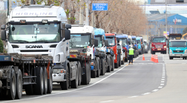 갓길에 서 있는 화물차들. (사진=연합뉴스)