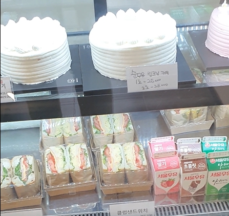 대기업 빵집의 거리제한 규정 위반에 대해 동반성장위원회는 동네빵집은 케익을 상시판매해야 보호받을수 있는데 그렇지 않아 문제가 없다며 최근 사건 종결처리했다. 하지만 해당 동네빵집은 쇼케이스까지 마련해 케익을 판매해 오고 있어 동네빵집 규정에 맞다고 제보자가 맞서고 있다. (사진=제보자)