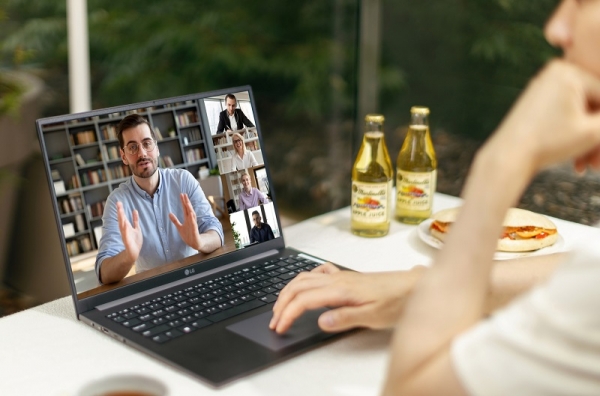 LG전자가 슬림한 디자인, 몰입감을 주는 대화면, 탁월한 휴대성으로 다양한 환경에 최적화된 고객경험을 제공하는 'LG 울트라PC 엣지' 노트북을 선보인다. 모델들이 LG 울트라PC 엣지를 체험하고 있다. (사진=LG전자)