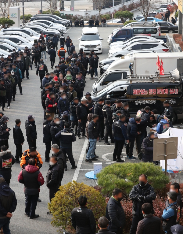 9일 오전 광주 광산구 진곡화물공영차고지에서 화물연대 광주본부 조합원이 총파업 종료 및 현장 복귀 찬반투표에 참여하고 있다. (사진=연합뉴스)