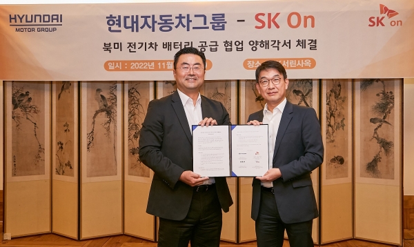 최영찬 SK온 경영지원총괄(오른쪽)과 김흥수 현대차그룹 기획조정실 미래성장기획실장žEV 사업부장이 서울 종로구 SK서린사옥에서 ‘북미 전기차 배터리 공급 협업’ 양해각서를 체결하고 있다. (사진=SK온)
