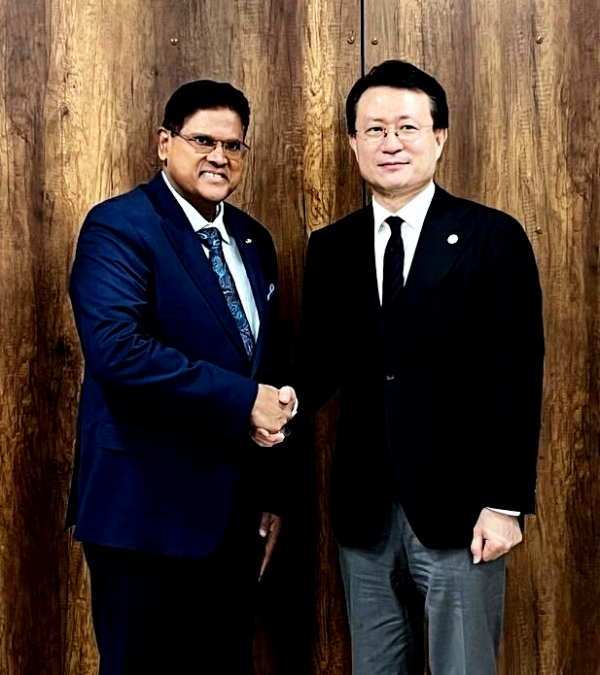 유정준 SK수펙스추구협의회 미주대외협력총괄 부회장(오른쪽)이 10일(현지시간) 수리남 파라마리보 대통령궁에서 찬드리카퍼사드 산토키 대통령 등 정부 관계자를 만나 양국 협력방안을 논의하고 2030 부산 엑스포 지지를 당부한 뒤 악수를 나누고 있다. (사진=SK)