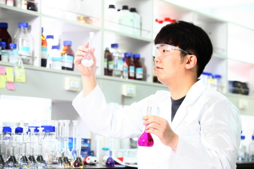 JW중외제약 연구진이 신약을 개발하고 있다. (사진=JW중외제약)