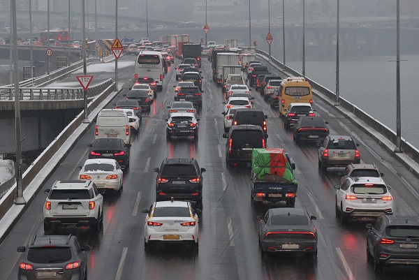 21일 오전 서울 서강대교 인근 강변북로 구리방향으로 차량들이 서행하고 있다. (사진=연합뉴스)