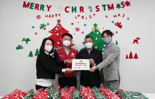 왼쪽부터 김지연 행복한지역아동센터 센터장, 공성태 롯데건설 상무, 강선경 광진구청 아동청소년과장, 차동범 초록우산어린이재단 나눔사업팀장이 기증판 전달식에 참여해 사진을 촬영하고 있다 (사진=롯데건설)